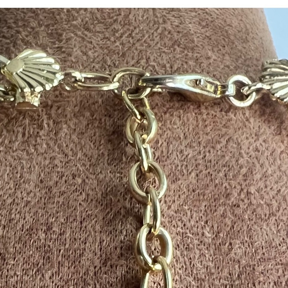 Vtg Double Strand Cream Faux Pearl Necklace Gold Shell Charm 16-19in Old Money - Picture 4 of 4